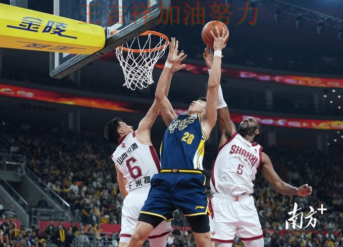 中国男篮主场取胜延续连胜势头 战术调整效果逐渐显现 中国男篮主场取胜延续连胜势头 战术调整效果逐渐显现