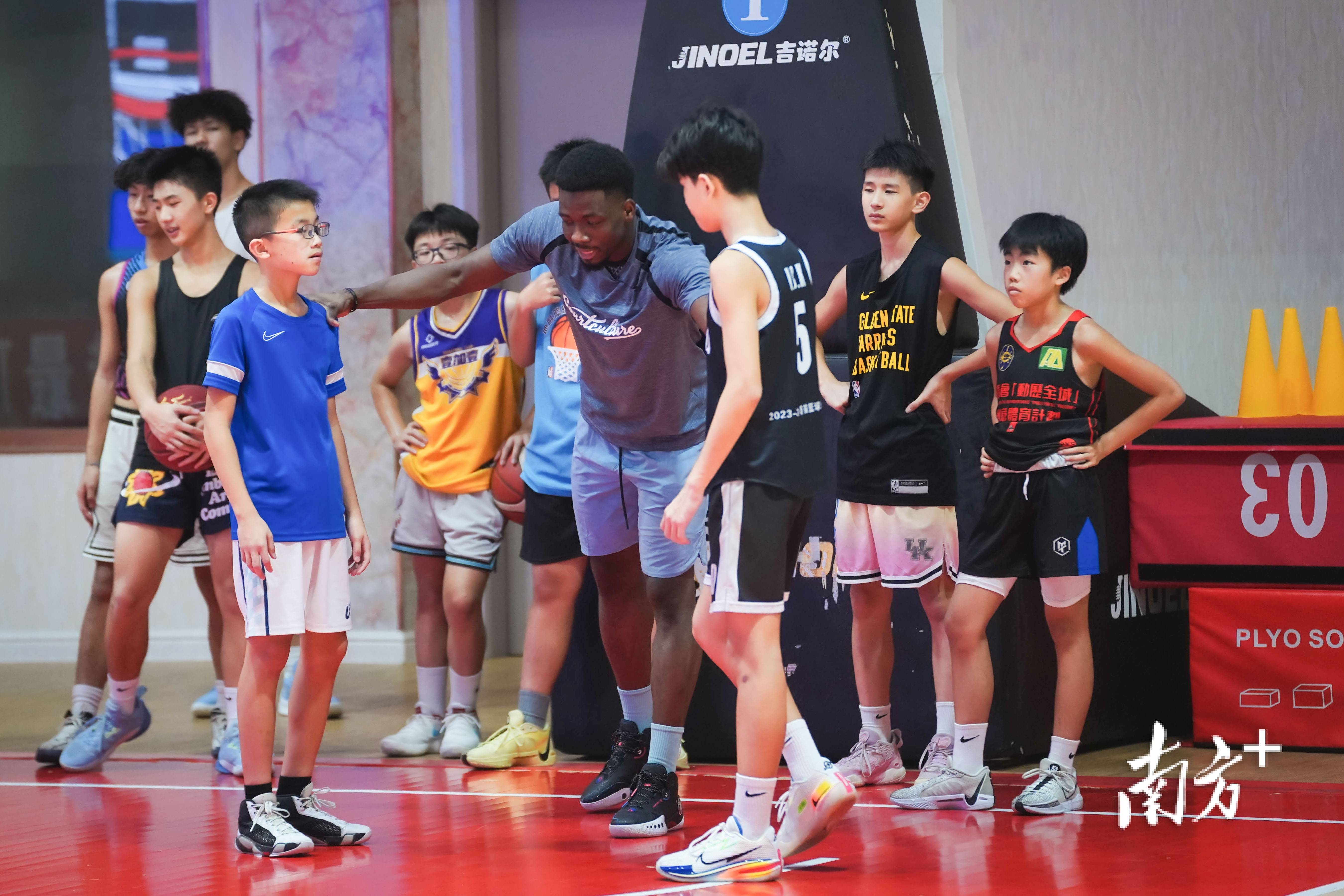 包含篮球青少年训练营在南美洲举办，培养新人才的词条