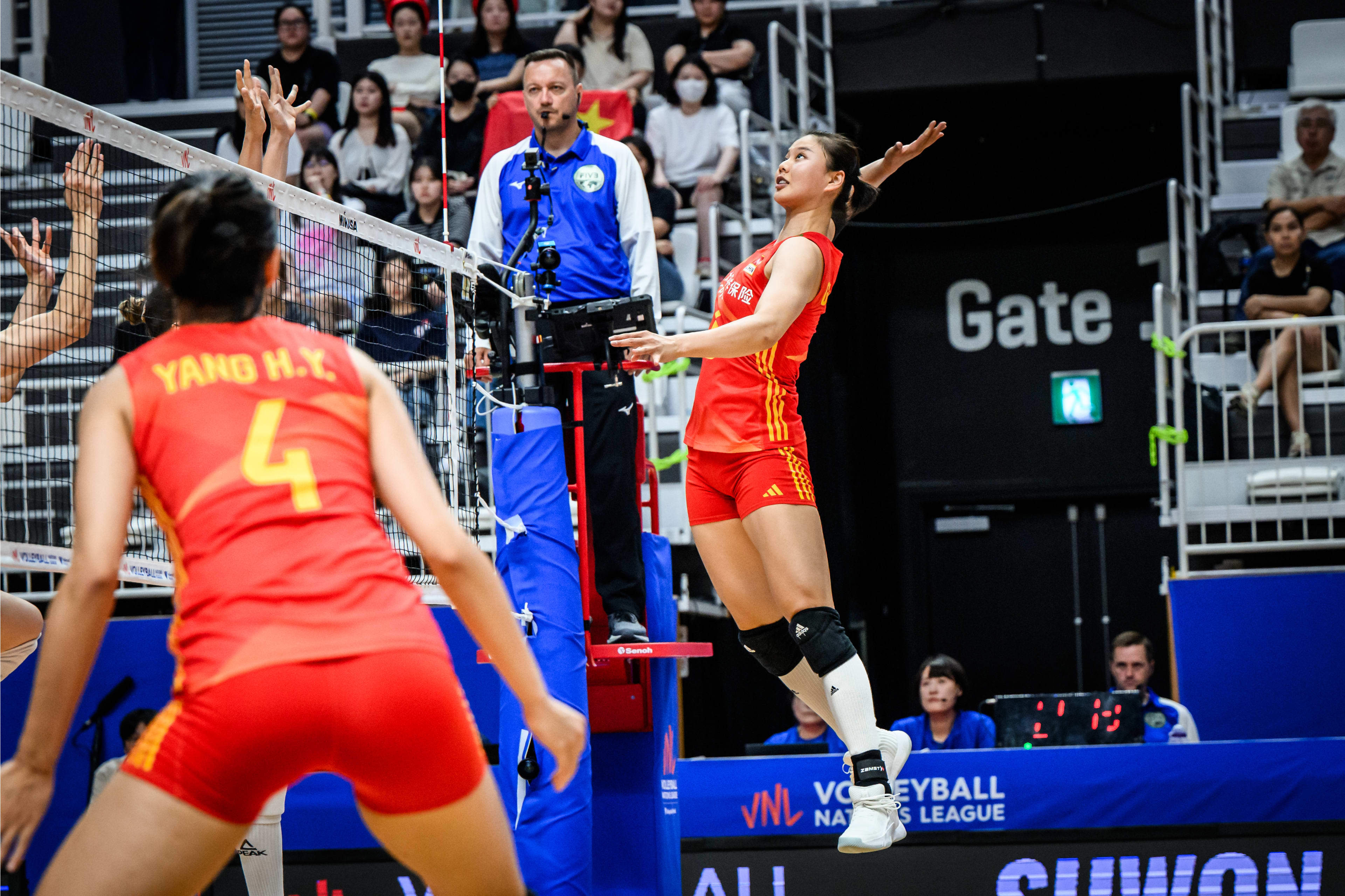 国际女足比赛精英聚首，中国队斗志昂扬